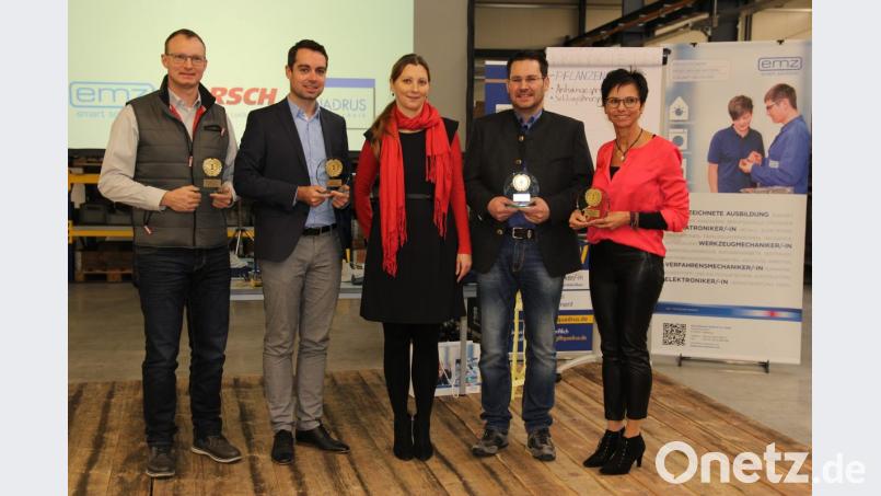 Agnes Krafft vom Bildungswerk der Bayerischen Wirtschaft (Mitte) zeichnete (von links) Christian Graf, Markus Block, Dominik Pösl und Renate Vettori für die Betreuung der Jugendlichen aus. Bild: ral