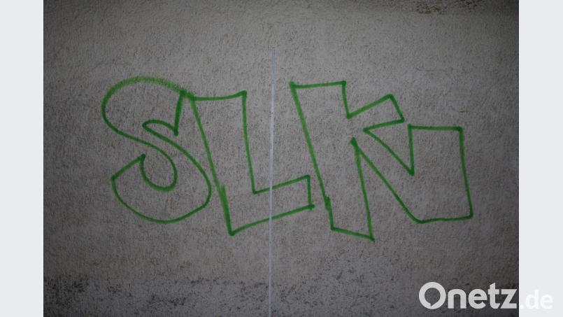 Mit &quot;SLK&quot; kennzeichnete ein Sprayer seine &quot;Kunstwerke&quot;. Wo finden sich noch weitere &quot;SLK&quot;-Schriftzüge im Stadtgebiet? Die Polizei Weiden bittet die Bevölkerung um Hinweise. Bild: Polizei Weiden
