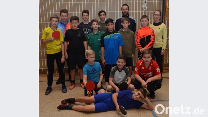 Die Lobkowitz-Realschüler aus Neustadt/WN sind klare Sieger der Kreismeisterschaft. Kreisobfrau Nikola Wolfrath (rechts) übernahm die Organisation dieses Kreisturniers. Bild: dob