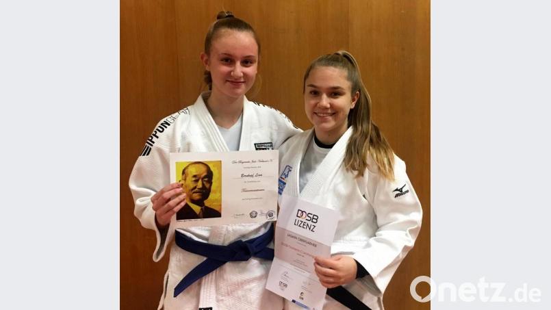 Jasmin Obergaßner (linnks) und Lena Bernkopf legten eine Ausbildung ab. Bild: exb