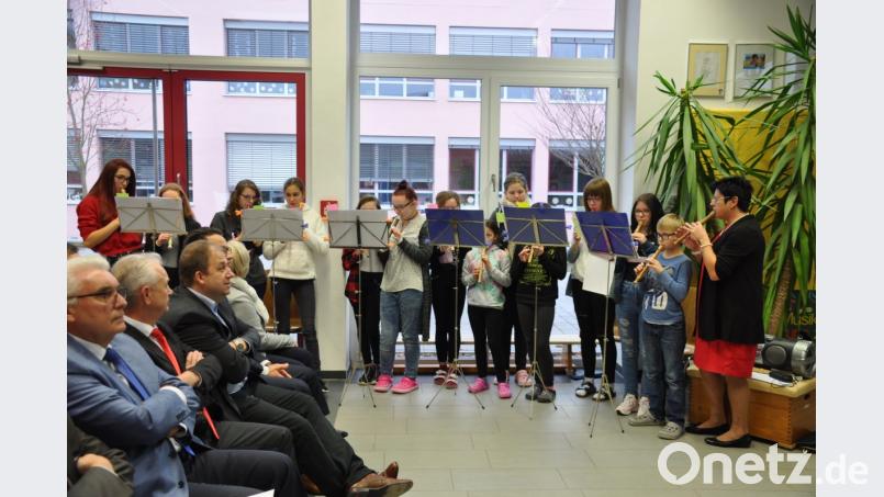 Die Flötengruppe des Sonderpädagogischen Förderzentrums eröffnet die 25-Jahr-Feier des Fördervereins. Bild: ak