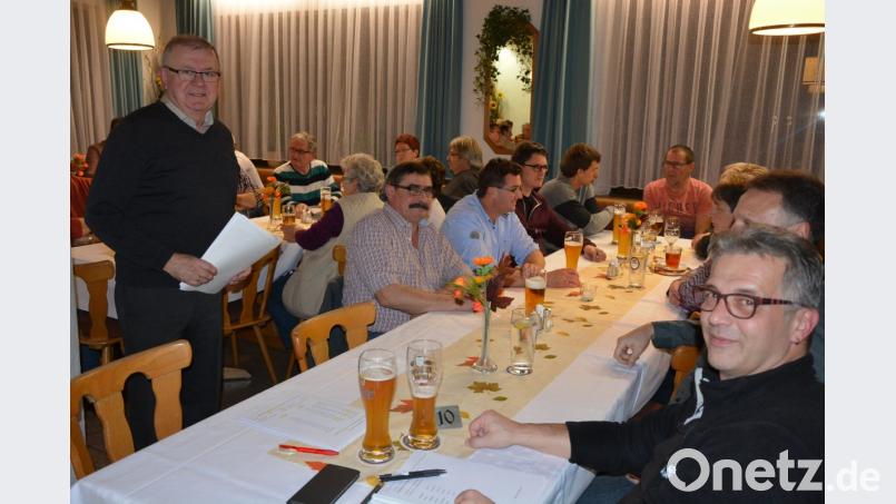 Nach gut einer Stunde war die Bürgerversammlung in Pechbrunn schon wieder zu Ende. Bürgermeister Ernst Neumann (links) referierte vor fast 60 Zuhörern. Bild: jr