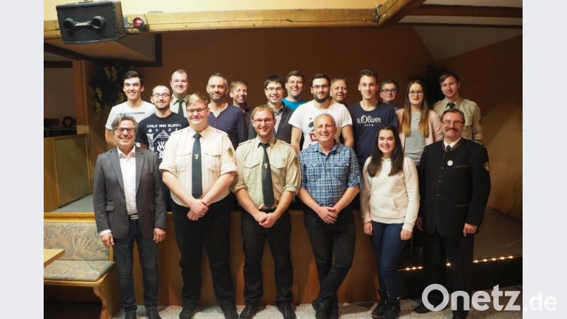 Bürgermeister Reiner Gäbl (links) und stellvertretender Gauschützenmeister Anton Hirnet (rechts) danken Schützenmeister Daniel Biermeier und Stellvertreter Markus Werner (ab Zweiter von links) mit seinem neuformierten Team für die Übernahme der Ehrenämter. Bild: gz