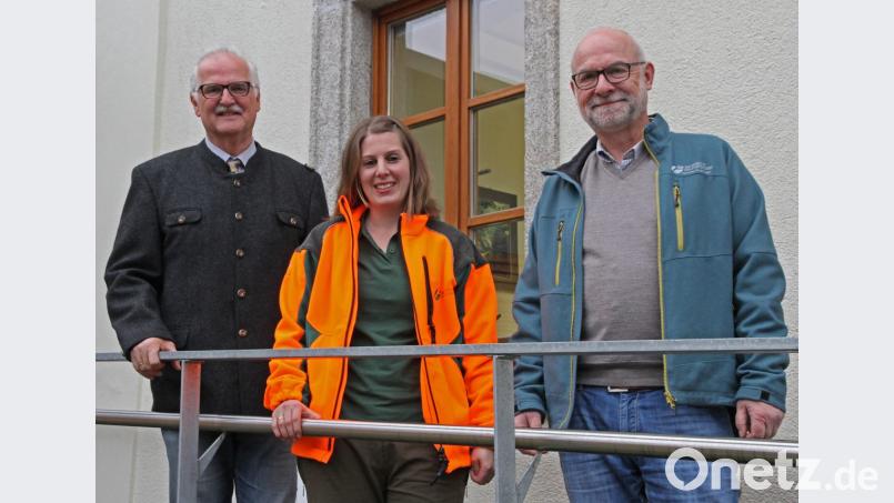 Stefan Bösl (links) und Ingo Greim wünschen ihrer neuen Kollegin Michaela Hamann einen guten Start für ihre Arbeit im Pleysteiner Revier. Bild: nm