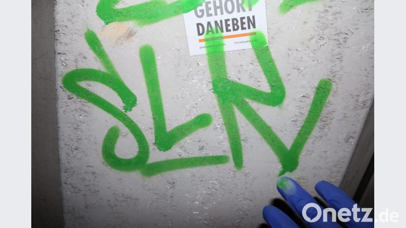 Mit &quot;SLK&quot; kennzeichnete ein Sprayer seine &quot;Kunstwerke&quot;. Wo finden sich noch weitere &quot;SLK&quot;-Schriftzüge im Stadtgebiet? Die Polizei Weiden bittet die Bevölkerung um Hinweise. Bild: Polizei Weiden
