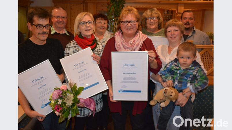 Urkunden und Geschenke gab es für langjährige Mitarbeiter der „Petersklause“. Im Bild (vorne, von links) Franz Riedl, Gerlinde Härtl, Gerlinde Brandner und Martina Lang mit Sohn Felix sowie (hinten, von links) Gerhard und Gerlinde Lang, Anneliese Mathes und Gerhard Lang junior. Bild: jr