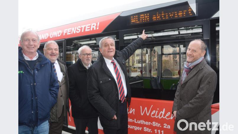 &quot;WLAN aktiviert&quot; steht auf dem Stadtbus, an dem Oberbürgermeister Kurt Seggewiß am Dienstag symbolisch das freie Bayern W-LAN freigeschaltet hat. Bei der Erstfahrt ebenfalls dabei (von links): Anton Binder von der Firma Wies, Wolfgang Wies, Betreiber der Stadtbus Weiden, Rechts- und Sozialdezernent Hermann Hubmann sowie Ordnungsamtsleiter Reinhold Gailer. Bild: Gabi Schönberger