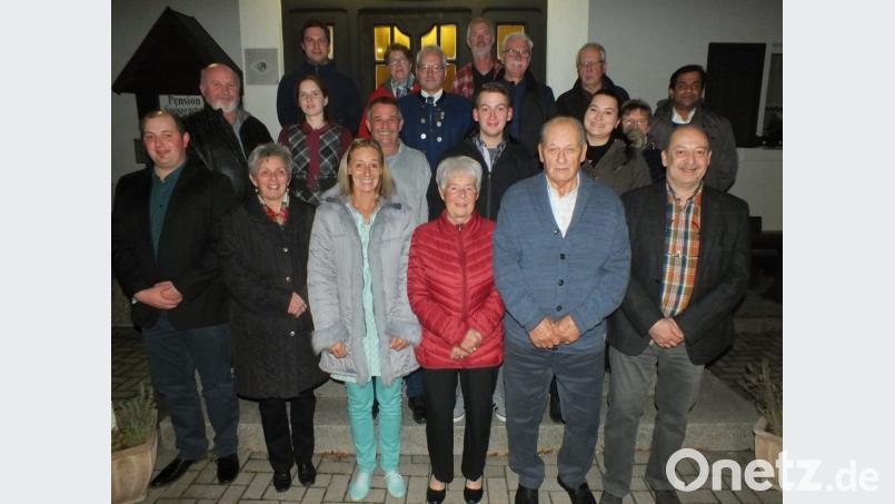 Viele Gratulanten kommen in den Gasthof Bergblick, um mit Valentin Filberth (vorne, Zweiter von rechts) seinen 80.Geburtstag zu feiern. Bild: soj