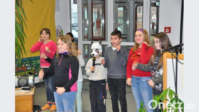 Mit einem Tanz zum Lied „Einmal um die Welt“ bereichert die Klasse 2/3/4 das Rahmenprogramm. Bild: ak