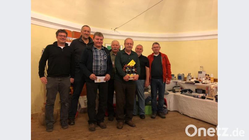 Roland Sächerl gratuliert Robert Weyh, Martin Weber, Wenz Landgraf und Franz Bauer zu ihren Platzierungen. Josef Fischer und Georg Panzer bedanken sich für die Teilnahme (von links). Bild: exb/Maria Heser