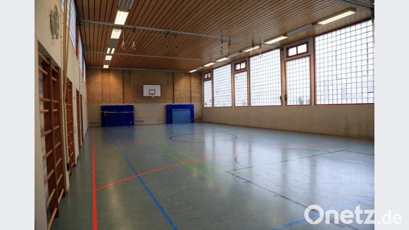 Die Turnhalle der Kreuzbergschule ist in die Jahre gekommen.Der Bauausschuss des Stadtrates gab grünes LIcht für eine Generalsanierung, die knapp 1,1 Millionen Euro kosten soll. Bild: ch