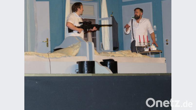 Plötzlich hält Pignon (Sebastian Teichner) das Gewehr in Händen und Killer Ralph (Bürger Lars Dietrich) muss um sein eigenes Leben fürchten. Bild: ubb