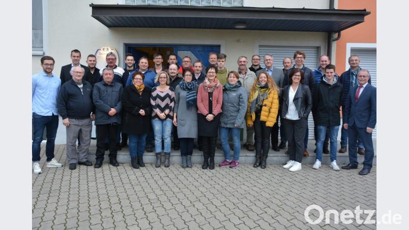 Zahlreiche Mitglieder zeichnete der TSV Konnersreuth für ihre Verdienste und jahrzehntelange Mitgliedschaft aus. Vorsitzender Maximilian Siller, BLSV-Kreisvorsitzender Andreas Malzer (von links) sowie Bürgermeister Max Bindl (rechts) nahmen die Ehrungen vor. Bild: jr