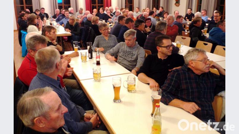 In der gut besuchten Bürgerversammlung im Pfarrheim sind die vielen Wortmeldungen ein Zeichen dafür, dass den Bürgern einiges unter den Nägeln brennt. Bild: Brendel, Hubert (BR)