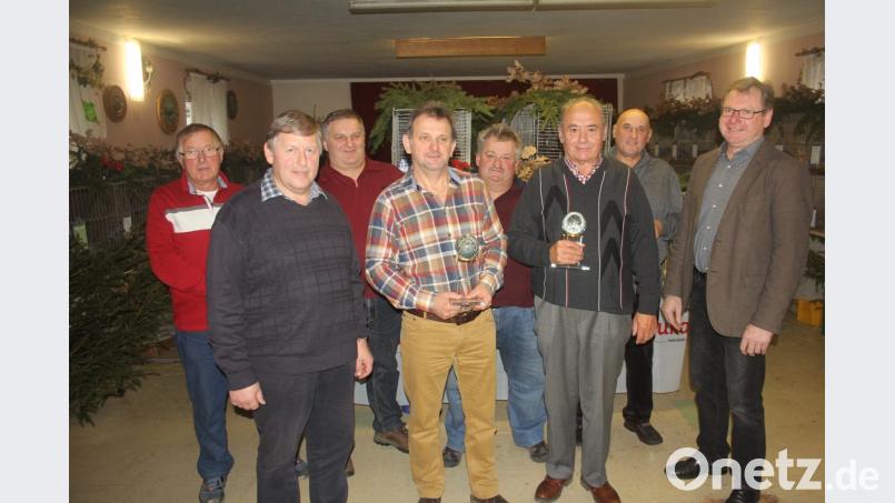 Diese Züchter des Kleintierzuchtvereins Niedermurach haben bei der Lokalschau die Vereinsmeistertitel und Pokale abgeräumt. Dazu gratulierten Vorsitzender Martin Fuchs (Zweiter von links) und Bürgermeister Martin Prey (rechts). Bild: frd