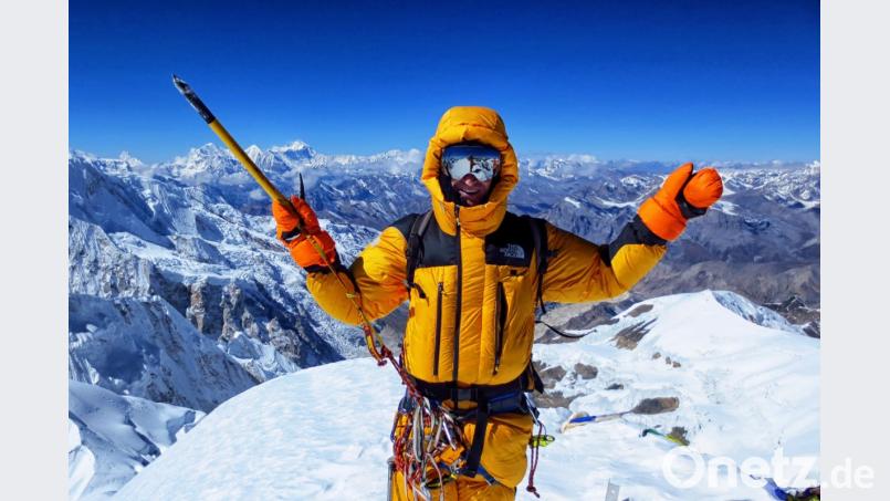 Himlung-Expedition von Bettina Gruber und Philipp Jander im Oktober 2018: Auf dem Gipfel mit dem 8000er Dhaulagiri im Hintergrund Bild: Philipp Jander