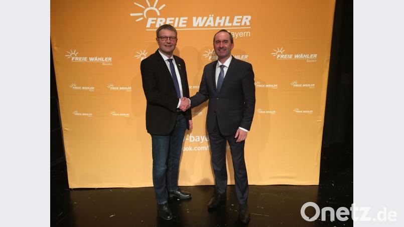 Freie-Wähler-Chef Hubert Aiwanger gratuliert seinem neuen Stellvertreter Hans Martin Grötsch (links) aus Königstein. Bild: exb