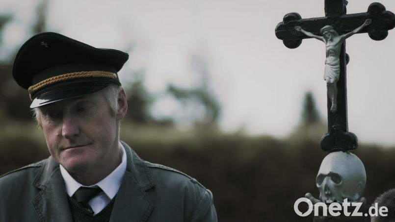 Der Bestatter Ernst Schöfl am Friedhof. Bild: BR/wirFILM