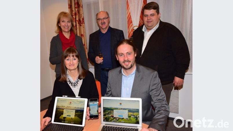 Bei der Präsentation der neuen Websites: (sitzend) Evi-Steiner-Böhm und Peter Böhm; (stehend, von links): Brigitte Bachmann, Siegfried Holler und Dieter Dehling. Bild: no
