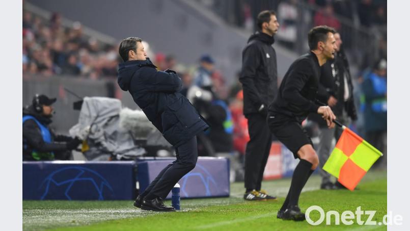 Niko Kovac (links) wankte vor dem Benfica-Spiel, fiel aber nicht. Für dauerhafte Ruhe in München bedarf es aber in Bremen und daheim gegen den Club weiterer Siege des kriselnden Rekordmeisters. Bild: agentur_dpa