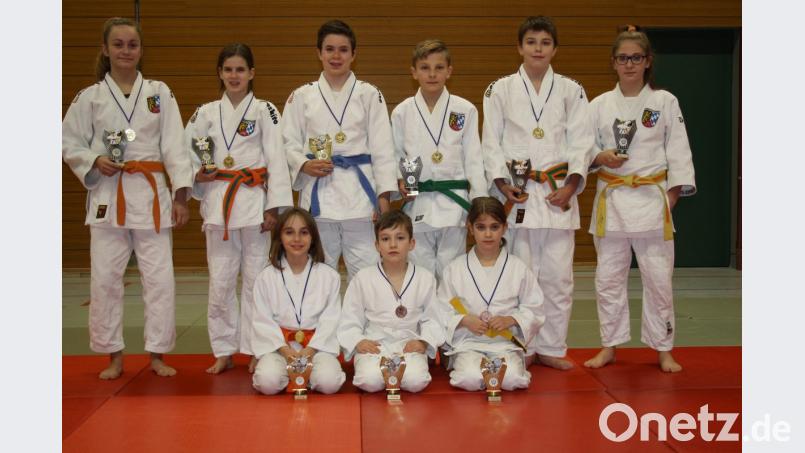 Das gesamte Jahr über sammelten die Nachwuchs-Judokas bei Turnieren, Lehrgängen und Meisterschaften Punkte für die Top-Ten-Wertung. Die besten zehn jeder Altersklasse wurden mit Pokalen ausgezeichnet, darunter von der DJK Ensdorf (hinten von links) Emilie Marschall, Mathilda Lauber, Natascha Lauber, Luis Pirzer, Andre Fruth, Jana Waldmann, (vorne von links) Rihanna Pridgen, Victor Wilhelm und Lina Waldmann. Bild: tra