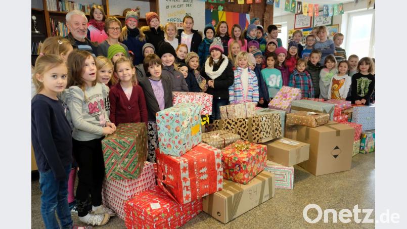 Unser Bild zeigt die spendenfreudigen Schulkinder mit Schulleiterin Gabriele Bodner und Hans Karl (links) mit den vielen großen und kleinen Geschenkpaketen. Bild: do