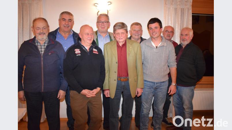 Johann Danzl (Fünfter von rechts) führt auch in den nächsten drei Jahren die Verkehrswacht Trausnitz. Mit im Bild (von links) Hubert Pröls, Josef Roth, Apotheker Wolfgang Endres, Bezirksvorsitzender Karl Beer, Ludwig Demleitner, Gerhard Hausknecht, Georg Blöth und Georg Klug. Bild: bnr