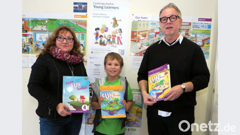 Englisch-Lehrer Peter Brycinski (rechts) wirbt bei den Eltern und Schülern für den Cambridge-Englisch-Kurs an der Privaten Döpfer-Grundschule. Bild: Hirsch
