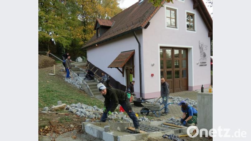 Mitglieder der Feuerwehr Dürnersdorf haben etliche hundert ehrenamtliche Stunden investiert, um die Treppenanlage und den Außenbereich des Feuerwehrhauses in Trossau zu sanieren und neu zu gestalten. Bild: Köppl