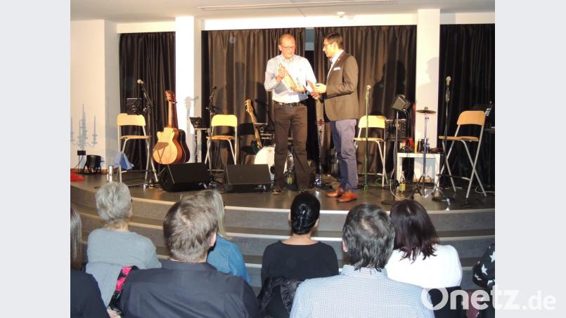 Jürgen Schmidschneider vom Skiclub Pistenschwinger (links) bedankte sich bei Schulleiter Thomas Schmidt mit einer Spende für die Überlassung der Schul-Aula. Bild: mor