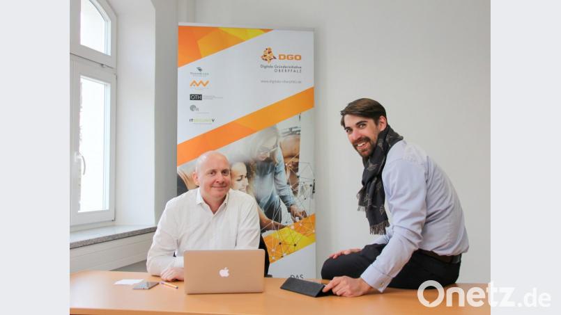 Alexander Götz (links) beantwortet beim Wirtschaftskongress im ACC Fragen zu seinem Start-up-Unternehmen. Projektleiter Philipp Hermannsdörfer (rechts) stellt die Digitale Gründerinitiative vor. Bild: Wiesel/OTH Amberg-Weiden