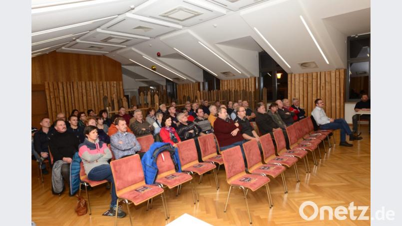 Recht überschaubar sind die Besucher der Bürgerversammlung im Festsaal. Bild: bey
