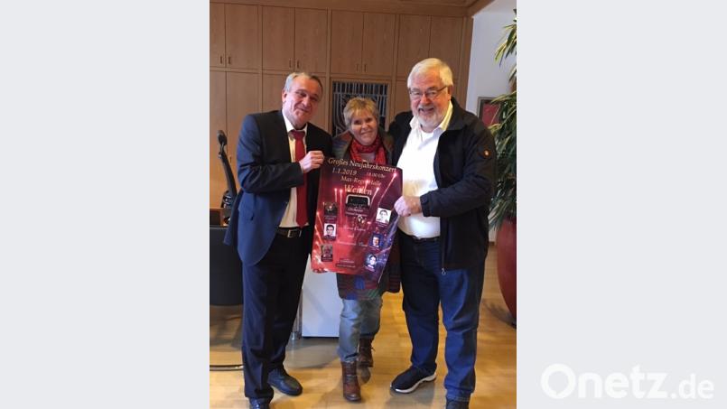 Kurt Seggewiß sowie Elfi und Nikolaus Globisch präsentieren das Neujahrskonzert. Bild: fvo