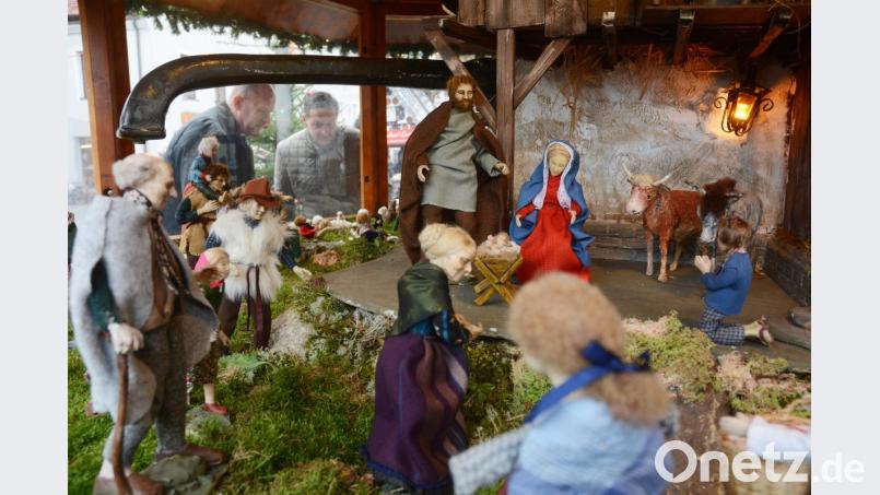 Seit 33 Jahren ist die Weihnachtskrippe auf dem Oktogon-Stadtbrunnen am Oberen Markt ein Hingucker. Sebastian Schott und Richard Weiß (links im Hintergrund) vom Stadtarchiv haben jedes Freude amAufbau. Bild: Gabi Schönberger