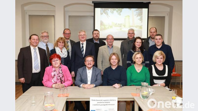 Das gemeinsame EU-Projekt sowie der Austausch untereinander steht auf dem Programm der gemeinsamen Sitzung der Stadträte aus Erbendorf und Plesna im tschechischen Plesna. Mit auf dem Bild Bürgermeister Hans Donko (sitzend, Zweiter von links) und Plesnas Bürgermeister Petr Schaller (sitzend, Dritter von links). Bild: njn
