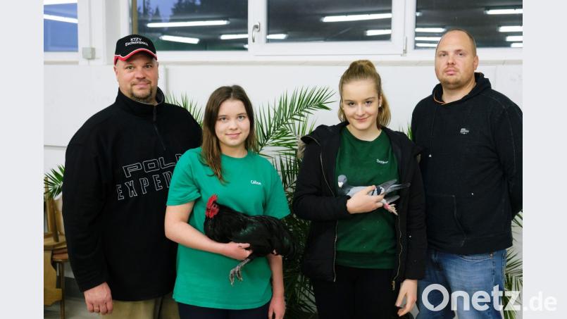 Die Jugend der Eschenbacher Kleintierzüchter freut sich über Ehrungen auf bayerischer Ebene. Céline Plohmann (Zweite von links) und Bettina Dobmeier werden mit ihren Schätzen bei der Landesjugendschau bayerische Meister. Es gratulieren Zuchtwart Jürgen Plohmann (links) und zweiter Vorsitzender Alexander Sporr (rechts). Bild: do
