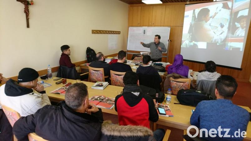 Neben dem Deutsch-Unterricht ist für Flüchtlinge wichtig, dass sie in eine Förderung des gegenseitigen Verständnisses eingebunden werden und ihnen bei der Bewältigung von Konflikten geholfen wird. Darum kümmern sich eigene Stellen bei der Caritas und beim Landratsamt. Bild: Thomas Dobler