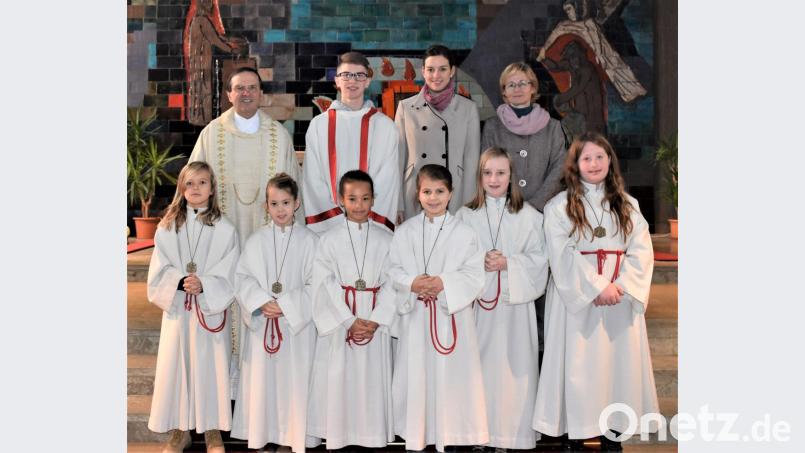 Konstantin Sieber (von links), Madeleine Adam, Keianna Juhasz, Marie Specht, Leona Wolf und Marie Dostler wurden am Sonntag in der Friedenskirche in die Schar der Ministranten aufgenommen. Stadtpfarrer Bernhard Müller (hintere Reihe von links), Gruppenleiter Jonas Ertl, Gemeindepraktikantin Laura Mauerer und Gemeindereferentin Christine Gößl gratulierten ihnen. Bild: rgr