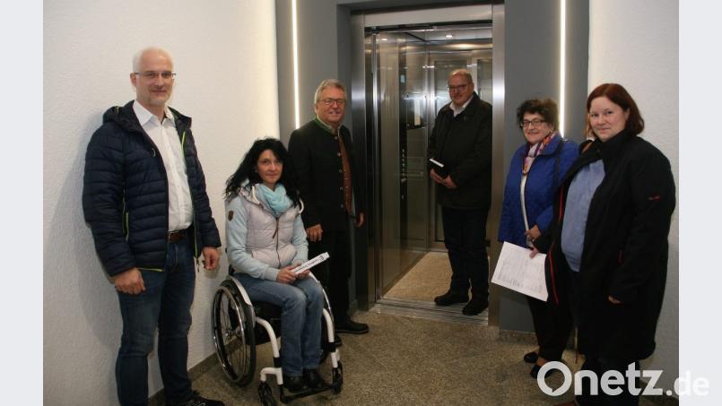 Mit dem neuen Aufzug ist jedes Stockwerk bequem erreichbar. Im Bild von links: Geschäftsleiter Thomas Weiß, Doris Scharnagl-Lindinger, Bürgermeister Toni Dutz, Reinhard Schön, Irmgard Hegen und Christina Ponader. Bild: wro
