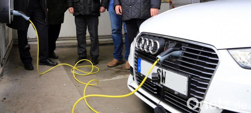 Naabwiesenparkhaus: Wiederinbetriebnahme der Stromtankstelle. Bild: Götz Bild: Gerhard Götz