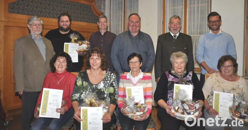 Oberpfalz-Medien dankt den Austrägern Marianne Völkl, Petra Gruber, Anna Schneeberger, Lina Balk und Christine Süß (vorne, von links), Dominic Schaller (hinten, Zweiter von links). Tobias Künert, Hans-Peter Klünner, Gerhard Wölfl, Thomas Huber (hinten, von rechts) sowie Günther Klein (links) gratulieren. Bild: es