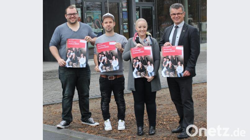 Bürgermeister Martin Birner, Stadtmanagerin Ulrike Meixner und die "Esszimmer"-Pächter Matthias Bartzyk und Martin Pongratz und (von rechts) rühren die Werbetrommel für den Stadtball. Bild: sns