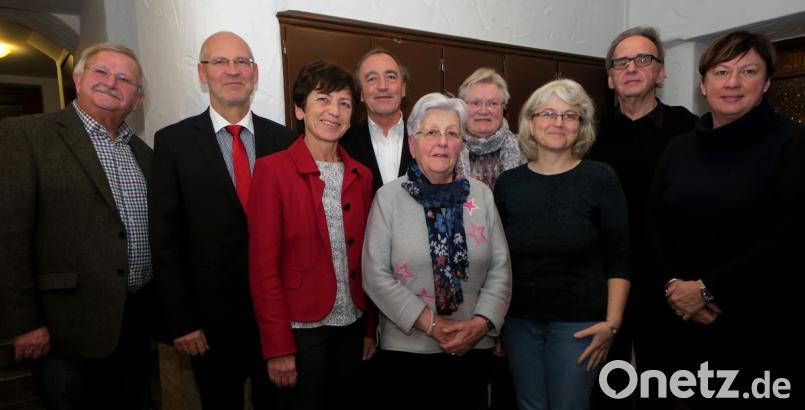 Das Führungsgremium des Mietervereins Schwandorf und Umgebung (von links): Helmut Hey, Richard Wagner, zweite Bürgermeisterin Ulrike Roidl, Franz Schindler, Helga Riehl, Anneliese Langer, Andrea Spachtholz, Wolfgang Ebner und Evi Thanheiser. Bild: Hirsch