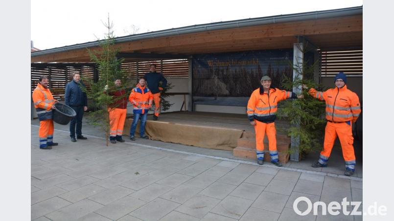 Bauhof-Mitarbeiter, hier im Bild mit Stadtbaumeister Hubert Siller (Zweiter von links), hatten in diesen Tagen mit den Vorbereitungen für den Waldsassener Weihnachtsmarkt jede Menge zu tun. Bild: jr