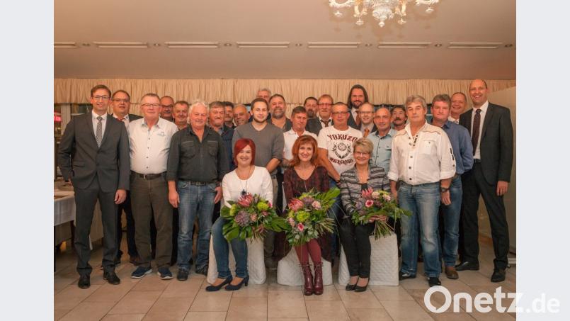 Sie bewältigen seit Jahrzehnten Herausforderungen und bereichern das Unternehmen. Dafür danken die Verantwortlichen des Bauunternehmens Gollwitzer nun ihren Mitarbeitern. Bild: exb