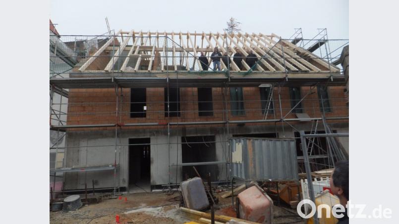 Trotz mancher Probleme, besonders mit dem Untergrund, liegt die Baumaßnahme im Plan und kann Richtfest für das neue Gebäude der Hahnbacher Gemeindebücherei gefeiert werden. Bild: ibj