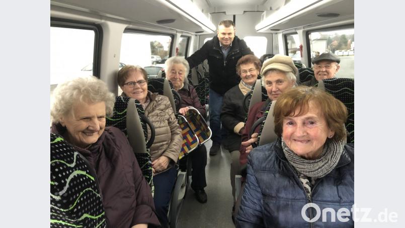 Die Fahrgäste sind begeistert und nehmen den Einkaufsbus gerne. Darüber freut sich auch Bürgermeister Karlheinz Budnik. Bild: exb
