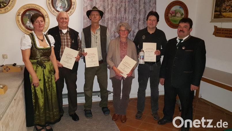 Schützenmeisterin Claudia Kraus (links) sowie dritter Gauschützenmeister Josef Bäumler (rechts) ehren treue Mitglieder mit Urkunden und Abzeichen. Bild: gi