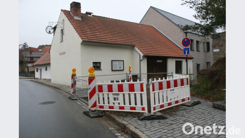 Falkenberg bekommt Bayern-W-LAN. Über den Zweck der kleinen Baustelle an der alten Feuerwache, bzw. am Kommunbrauhaus informierte CSU-Marktrat Matthias Grundler. Bild: wro