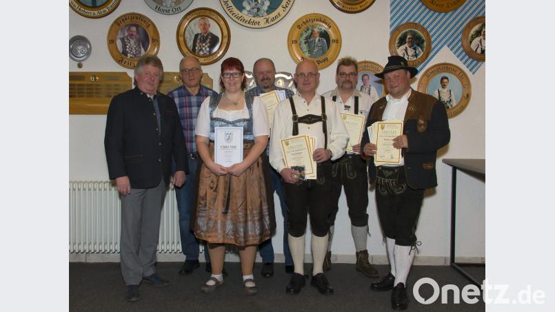 Den erfolgreichen Schützen gratulieren Bürgermeister Erich Sperber (von links) und Sportleiter Gerhard Krapf: Bernhard Lang (von rechts), Richard Bäumler, Thomas Wildgans, Klaus Brunner und Heike Bäumler. Bild: adj